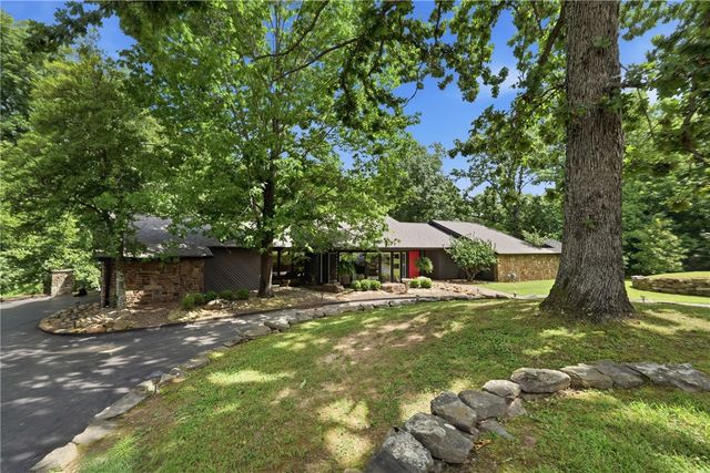 105 E Woodside Lane, Rogers, AR 72756