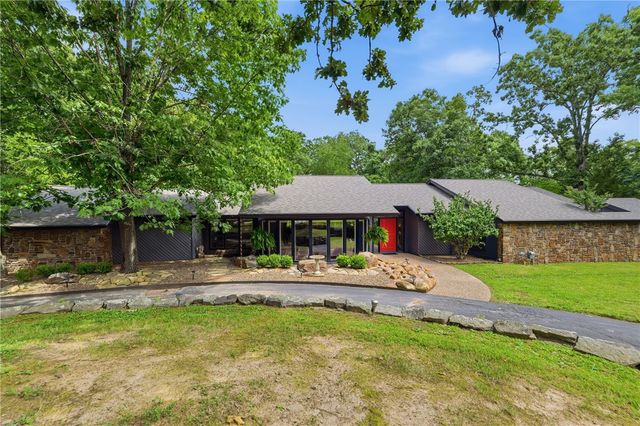 105 E Woodside Lane, Rogers, AR 72756