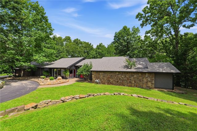 105 E Woodside Lane, Rogers, AR 72756