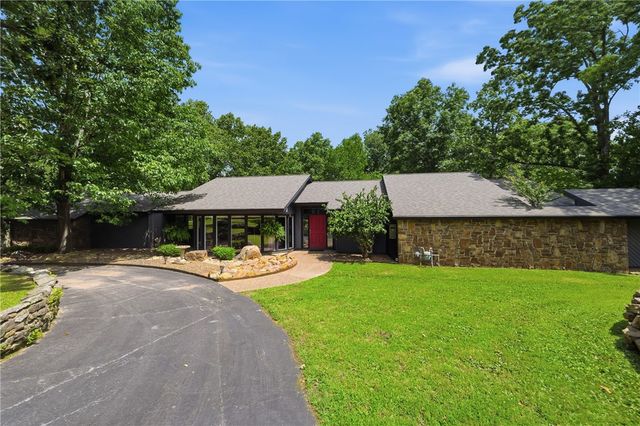 105 E Woodside Lane, Rogers, AR 72756