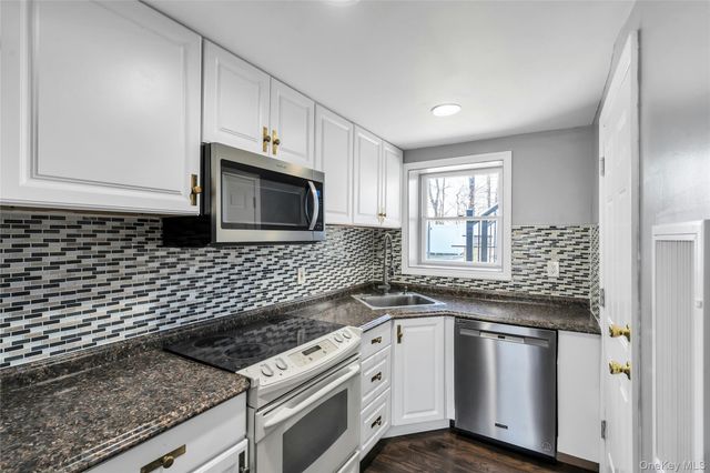 15 Fairway Drive, Old Bethpage, NY 11804