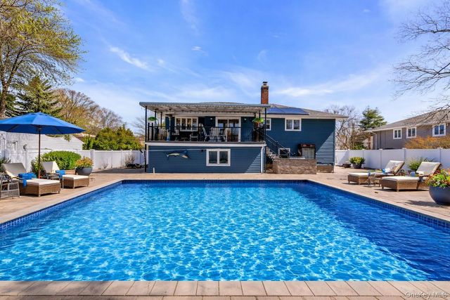15 Fairway Drive, Old Bethpage, NY 11804