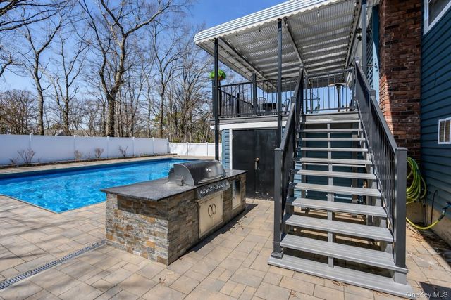 15 Fairway Drive, Old Bethpage, NY 11804