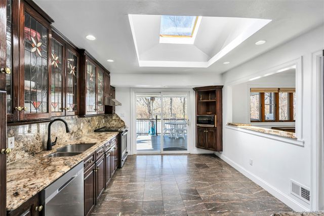 15 Fairway Drive, Old Bethpage, NY 11804