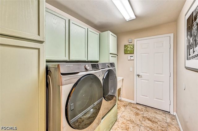 311 SW 32nd PL, Cape Coral, FL 33991