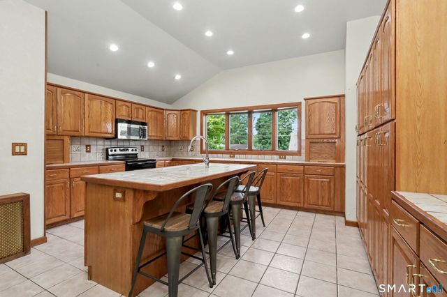 33 Pamlynn Road, Stamford, CT 06905