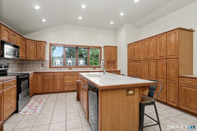 33 Pamlynn Road, Stamford, CT 06905