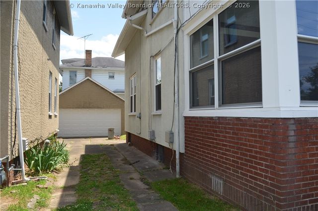 18 Delaware Avenue, Charleston, WV 25302