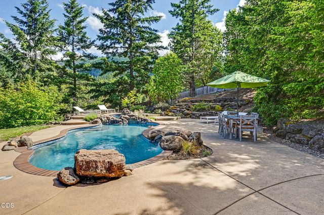 9220 Yank Gulch Road, Talent, OR 97540