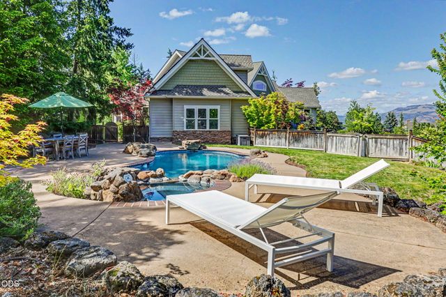 9220 Yank Gulch Road, Talent, OR 97540