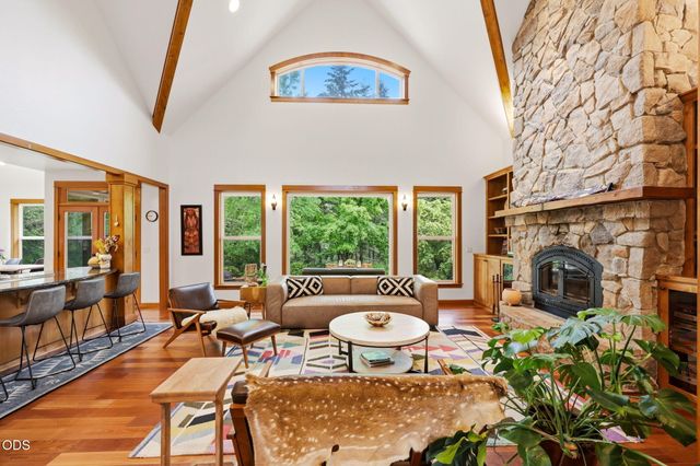 9220 Yank Gulch Road, Talent, OR 97540