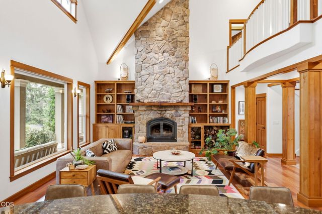 9220 Yank Gulch Road, Talent, OR 97540