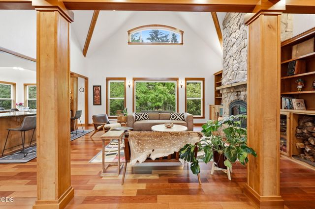 9220 Yank Gulch Road, Talent, OR 97540