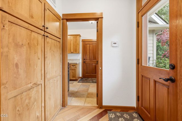 9220 Yank Gulch Road, Talent, OR 97540