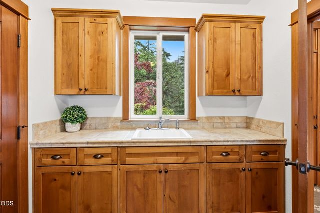 9220 Yank Gulch Road, Talent, OR 97540