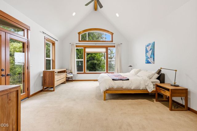 9220 Yank Gulch Road, Talent, OR 97540