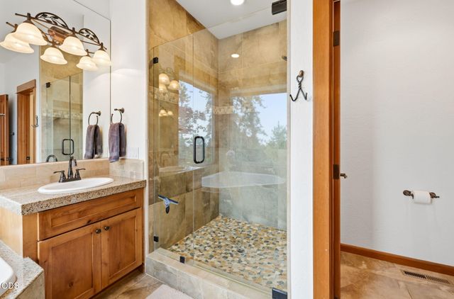 9220 Yank Gulch Road, Talent, OR 97540