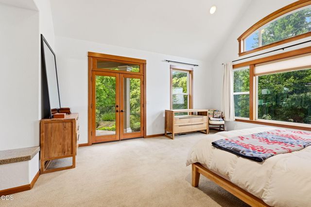 9220 Yank Gulch Road, Talent, OR 97540