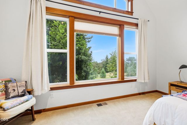 9220 Yank Gulch Road, Talent, OR 97540