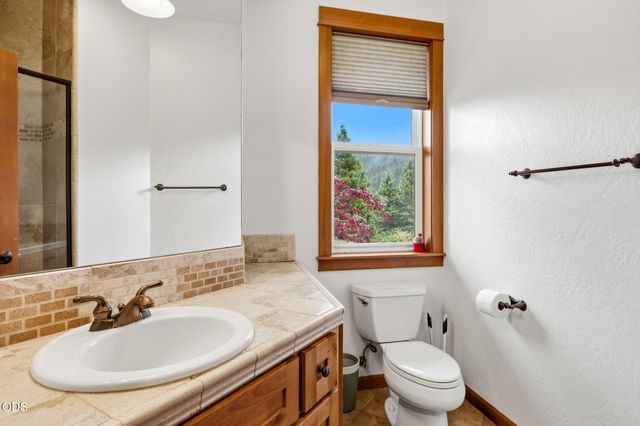 9220 Yank Gulch Road, Talent, OR 97540
