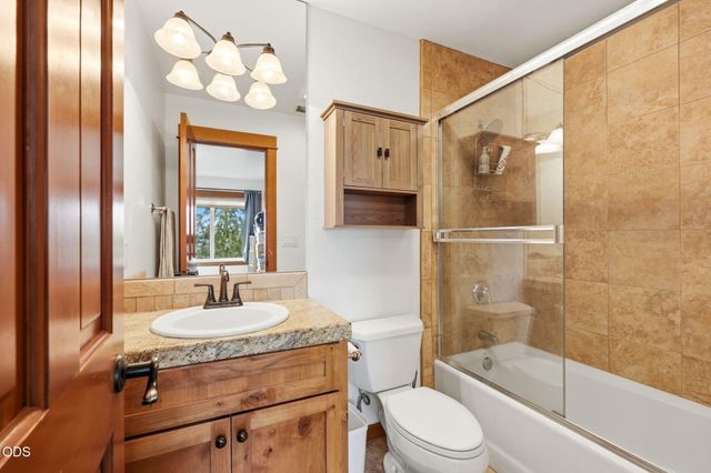 9220 Yank Gulch Road, Talent, OR 97540