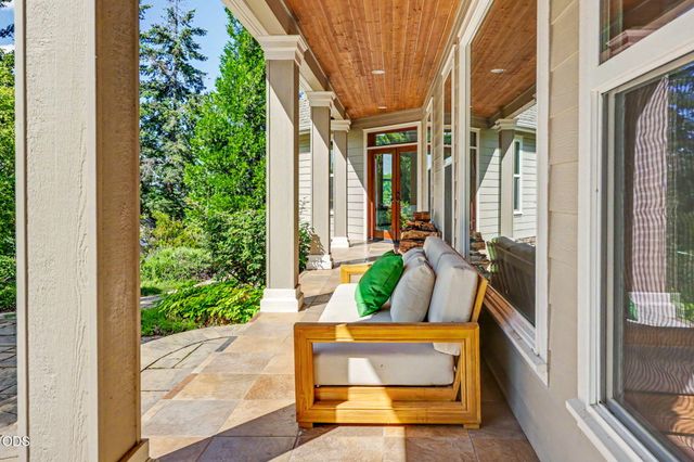 9220 Yank Gulch Road, Talent, OR 97540