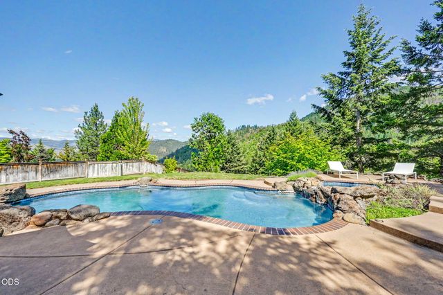 9220 Yank Gulch Road, Talent, OR 97540