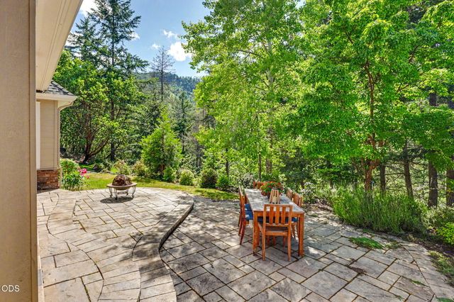 9220 Yank Gulch Road, Talent, OR 97540
