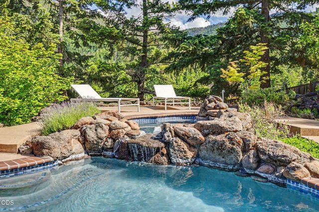 9220 Yank Gulch Road, Talent, OR 97540