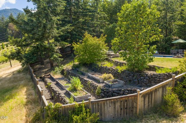 9220 Yank Gulch Road, Talent, OR 97540