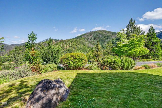 9220 Yank Gulch Road, Talent, OR 97540