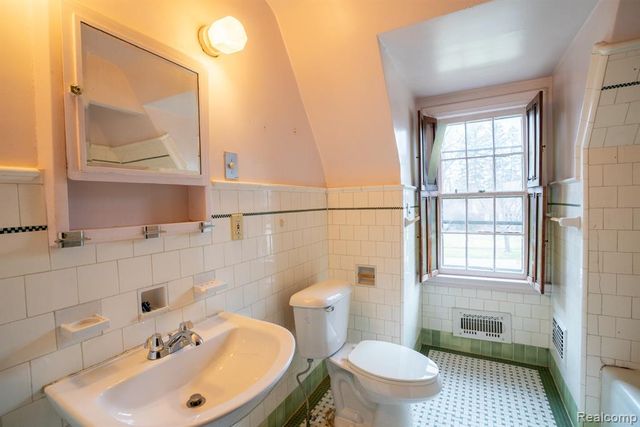 26470 Meadowood Court, Lathrup Village, MI 48076