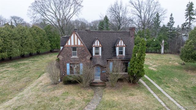 26470 Meadowood Court, Lathrup Village, MI 48076