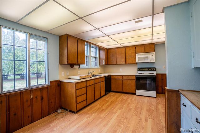 26470 Meadowood Court, Lathrup Village, MI 48076