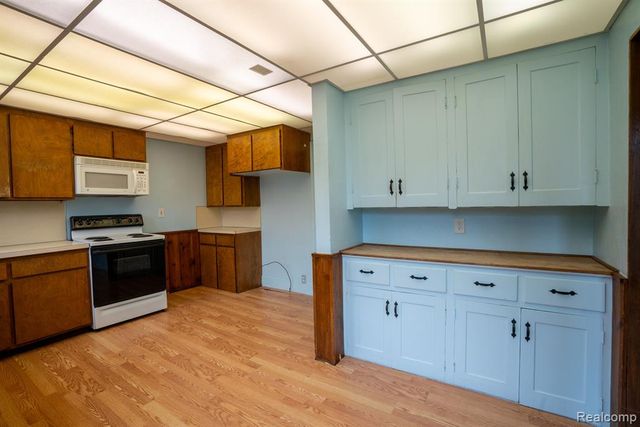 26470 Meadowood Court, Lathrup Village, MI 48076