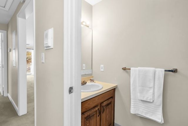 35 Essex Green Lane D, Peabody, MA 01960