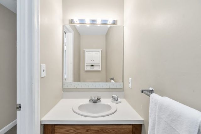 35 Essex Green Lane D, Peabody, MA 01960