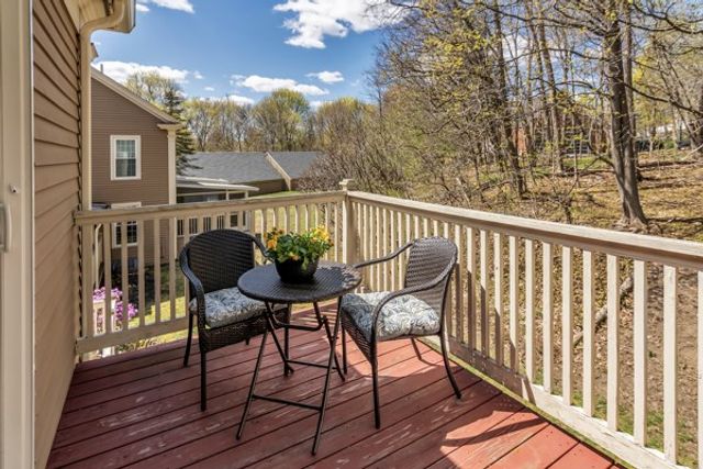 35 Essex Green Lane D, Peabody, MA 01960