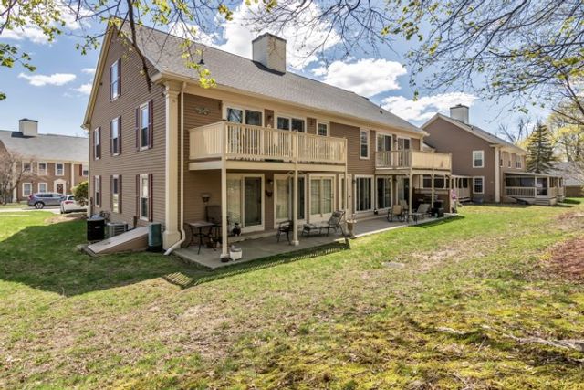 35 Essex Green Lane D, Peabody, MA 01960