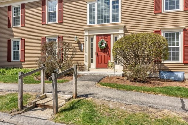 35 Essex Green Lane D, Peabody, MA 01960