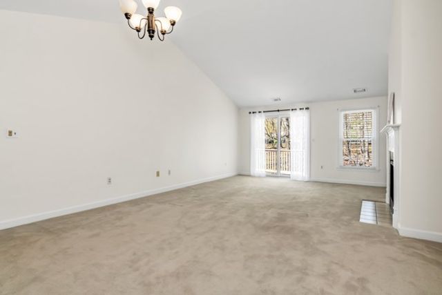 35 Essex Green Lane D, Peabody, MA 01960