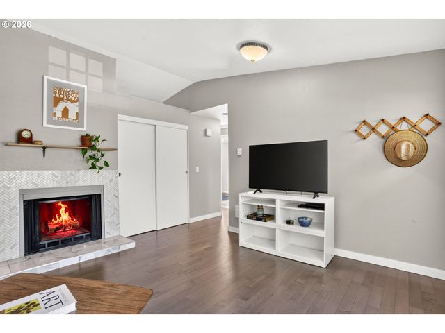 2811 Sw SPRING GARDEN St, Portland, OR 97219