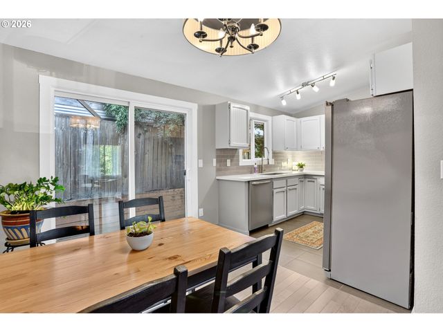 2811 Sw SPRING GARDEN St, Portland, OR 97219