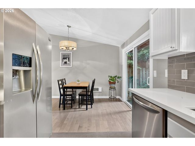 2811 Sw SPRING GARDEN St, Portland, OR 97219