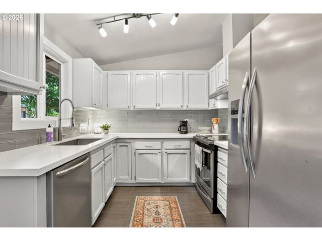 2811 Sw SPRING GARDEN St, Portland, OR 97219