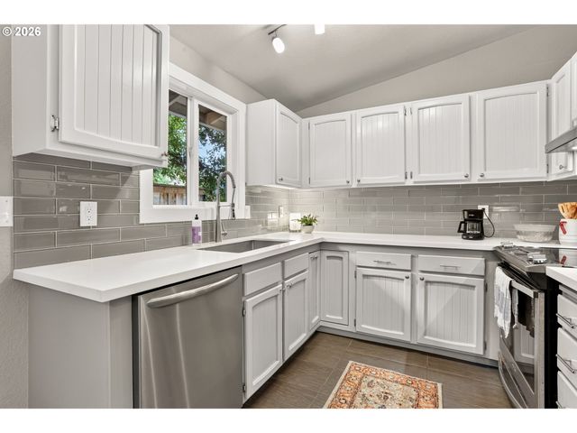 2811 Sw SPRING GARDEN St, Portland, OR 97219