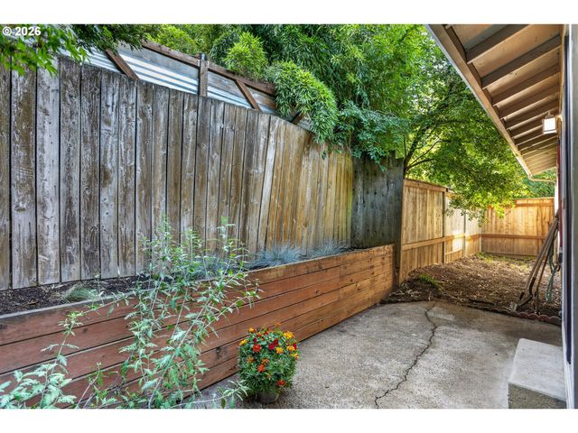 2811 Sw SPRING GARDEN St, Portland, OR 97219