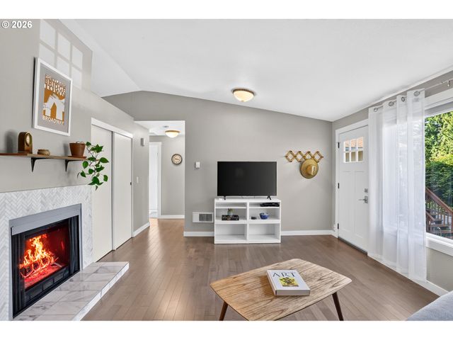 2811 Sw SPRING GARDEN St, Portland, OR 97219