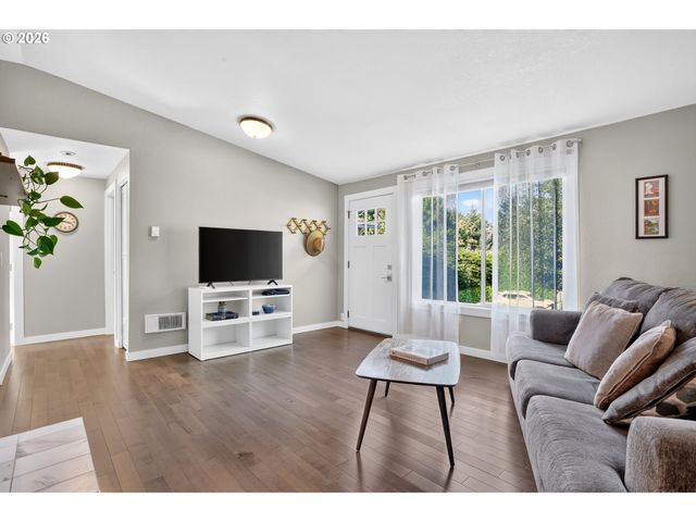 2811 Sw SPRING GARDEN St, Portland, OR 97219