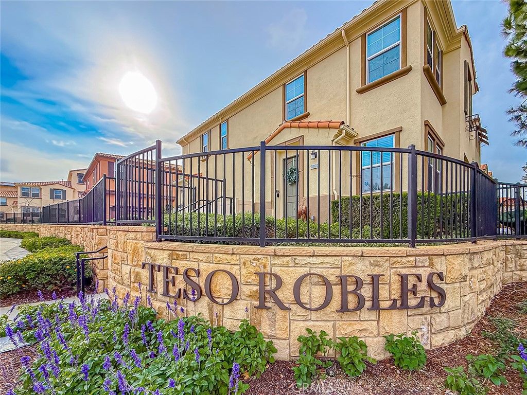 Image 1 of property listing at 389 Castiano, Camarillo, CA 93012